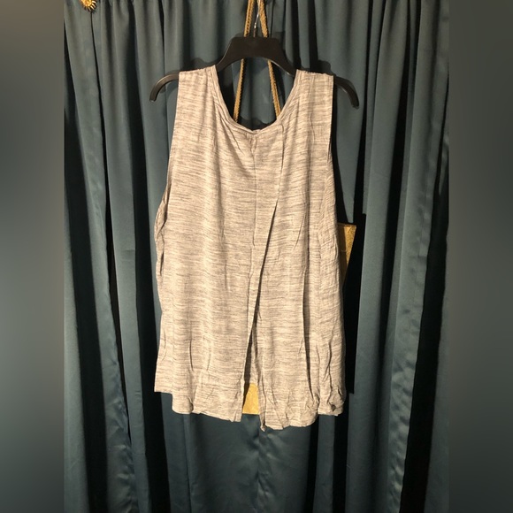 Old navy sleeveless top (inventory tub #1) - Picture 4 of 6